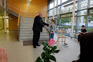 Janez z nagrajencem uganke
